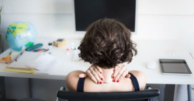 Mujer agarrándose el cuello por estrés