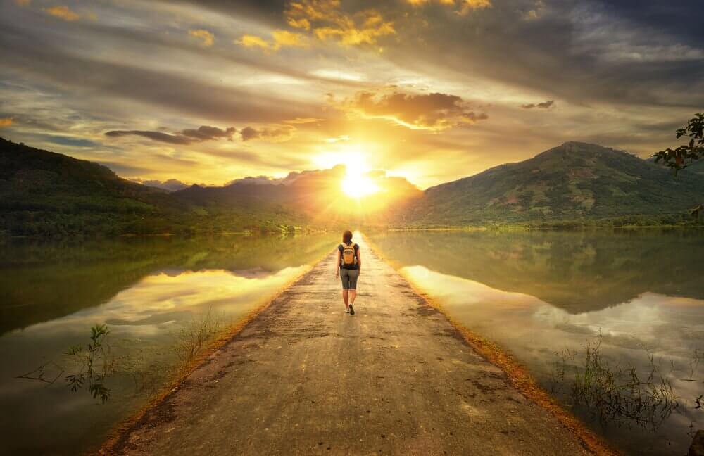 Mujer caminando hacia el horizonte