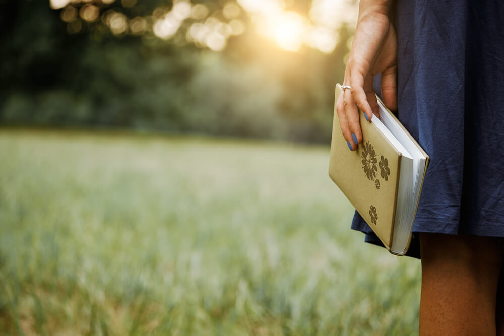 Mujer con unlibro en la mano