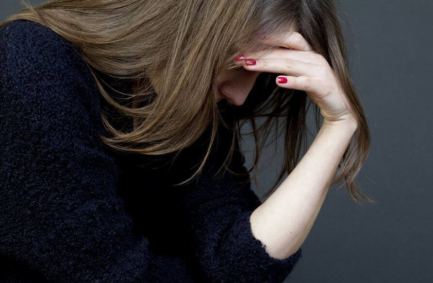 Mujer con pensamientos obsesivos