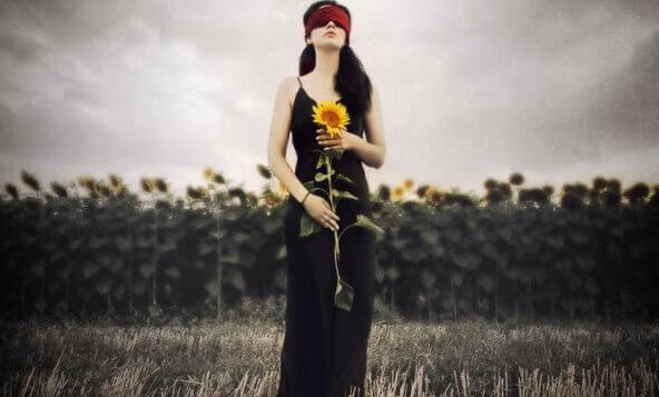Mujer en un campo de girasoles