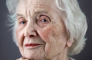 mujer de edad avanzada