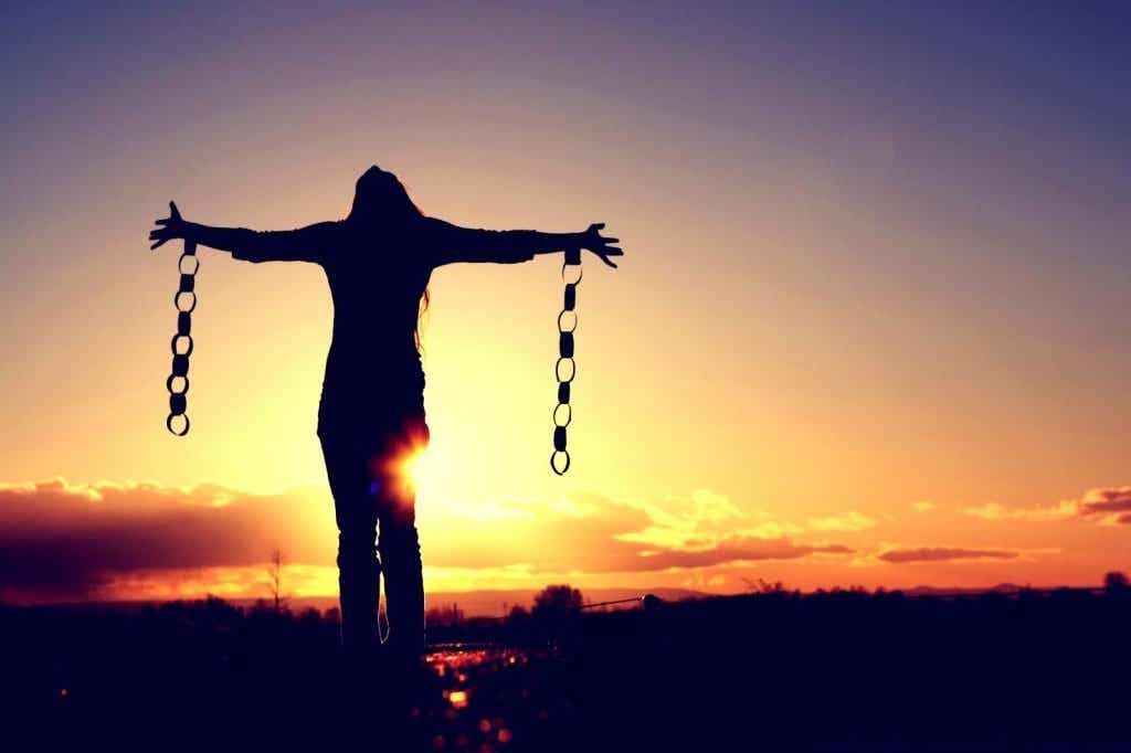 Mujer liberándose de cadenas enforma de pensamientos obsesivos