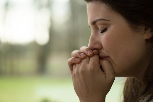 Mujer llorando por la herida primal