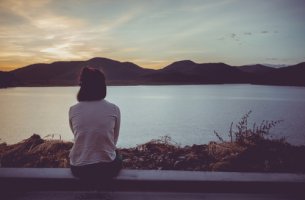 Mujer mirando el río