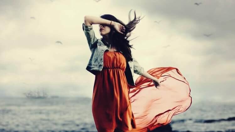 Mujer cobarde tapándose la cara