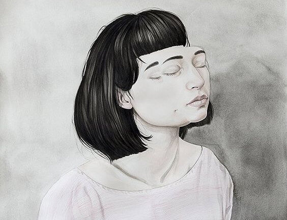 Mujer con los ojos cerrados cansada