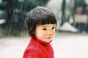 niña oriental triste pensando en la posibilidad de que sus padres mueran