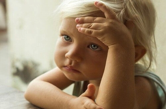 niña triste pensando en la posibilidad de que sus padres mueran