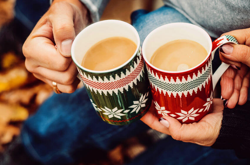 Pareja con cafés