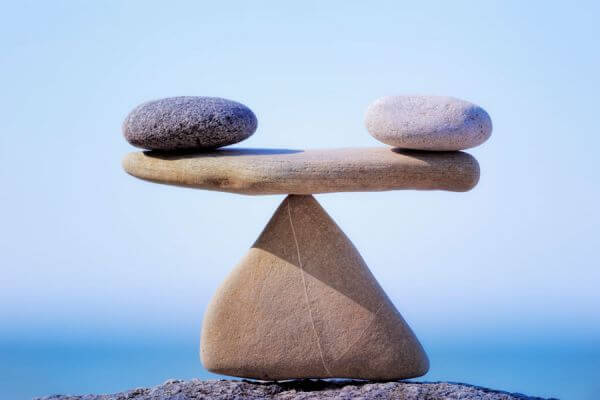 Steine symbolisieren Gleichgewicht zwischen Mut und Angst