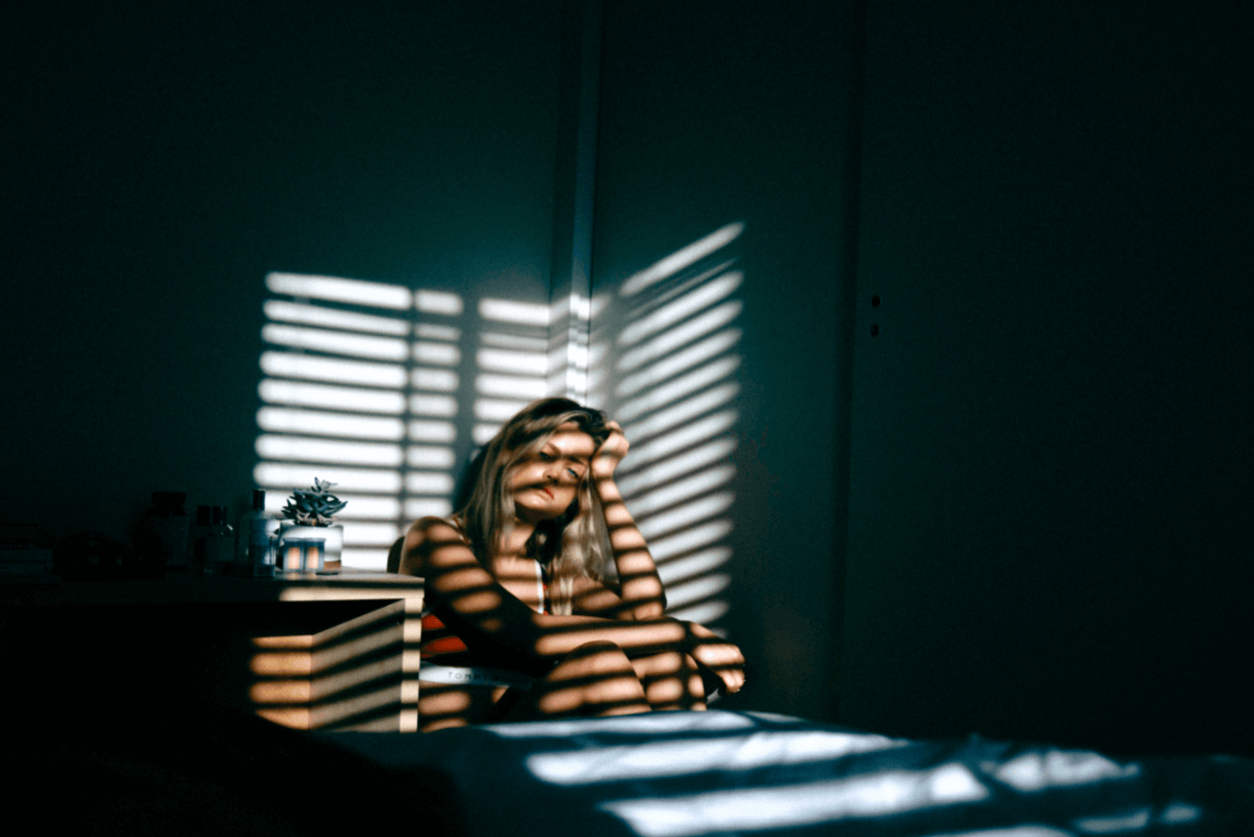 chica con distimia en su habitación