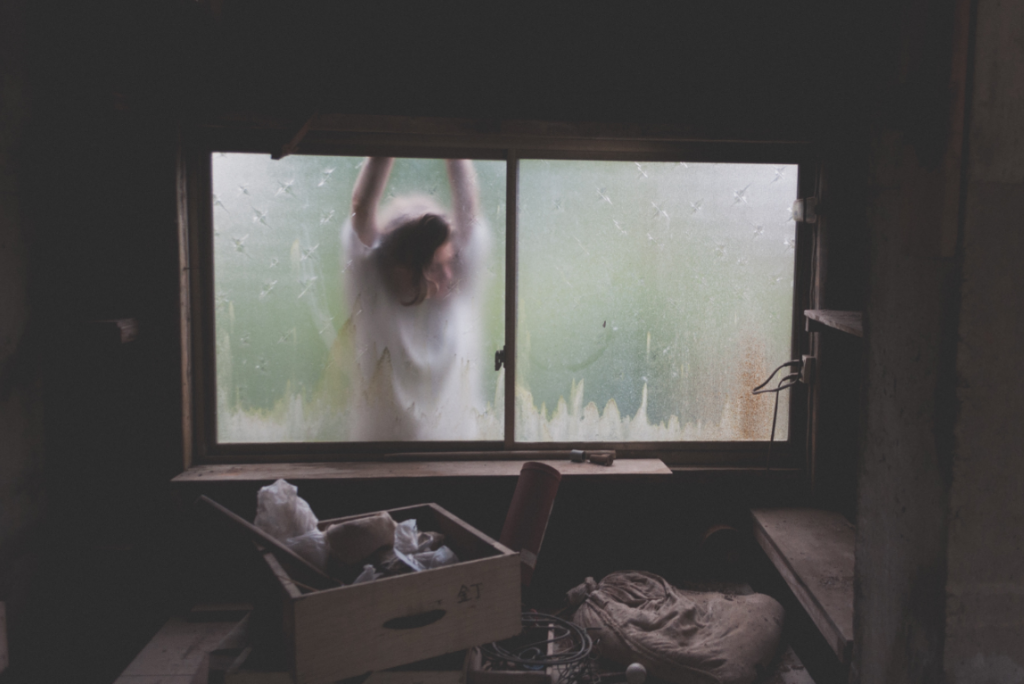 chica con distimia a través de la ventana