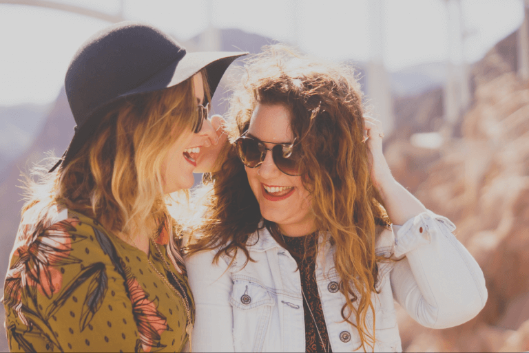 Amigas hablando y disfrutando