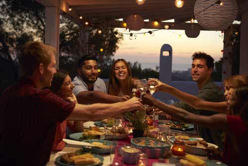 ¿Por qué una cena especial ayuda a resolver conflictos interpersonales?