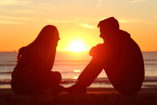Amigos hablando al atardecer