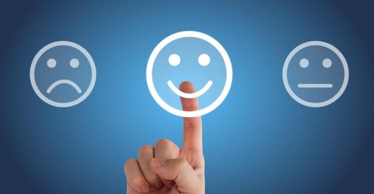 Dedo sobre cara sonriendo