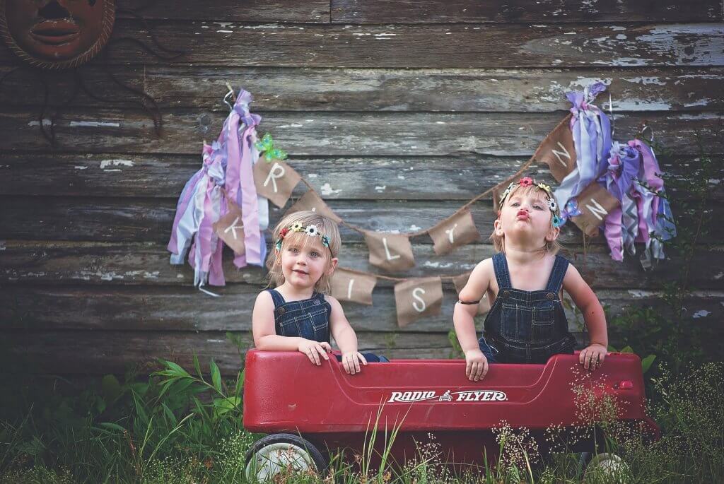 Dos hermanas pequeñas en un vagón de juguete