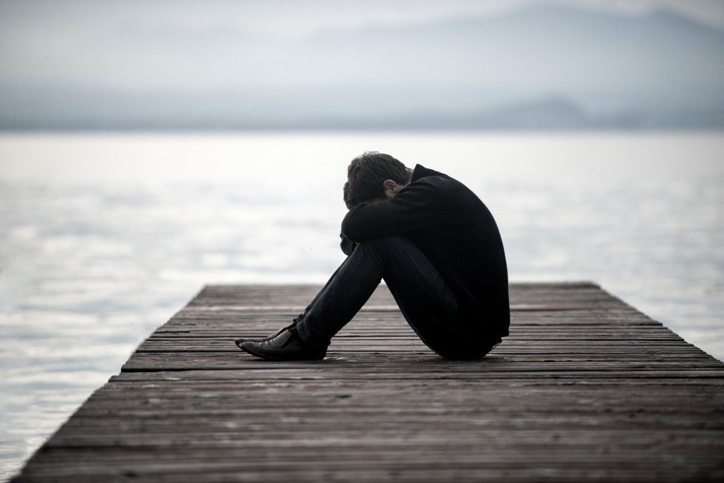 Hombre solo y triste