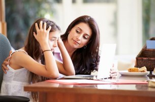 Madre ayudando a su hija con los estudios en verano