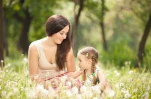 Madre con hija en el campo