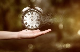 Mano con un reloj desapareciendo