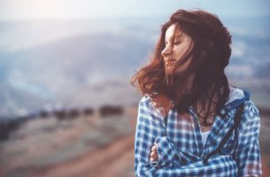Mujer con los ojos cerrados pensando