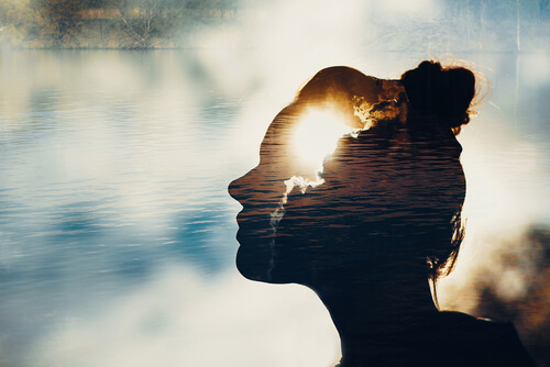 Mujer con luz en la cabeza