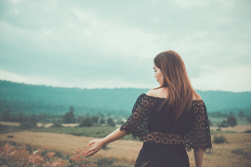 Mujer en el campo superando su fobia