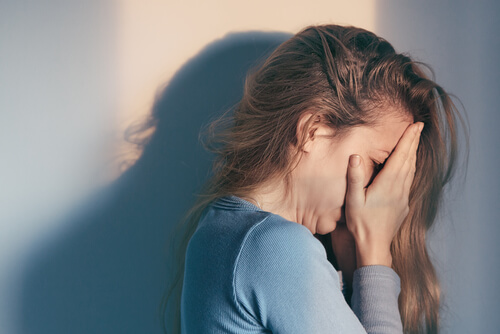 Mujer llorando con las manos en la cara