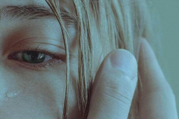 Mujer llorando por su situación de maltrato psicológico