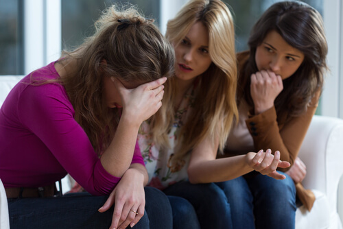 Mujer triste por maltrato psicológico con amigas