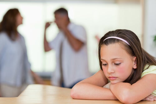 Niña escuchando a sus padres discutir por la falta de asertividad