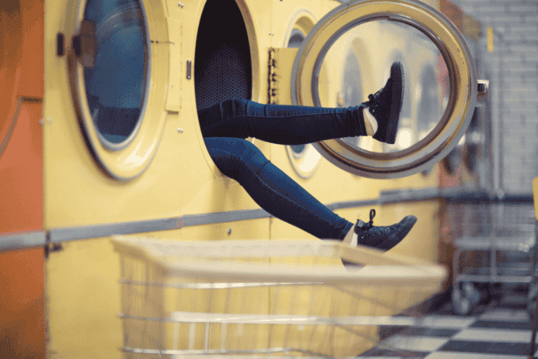 Persona en el interior de una lavadora