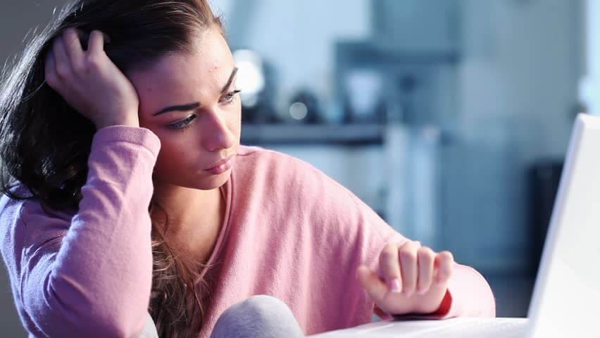 adolescente triste ante el ordenador