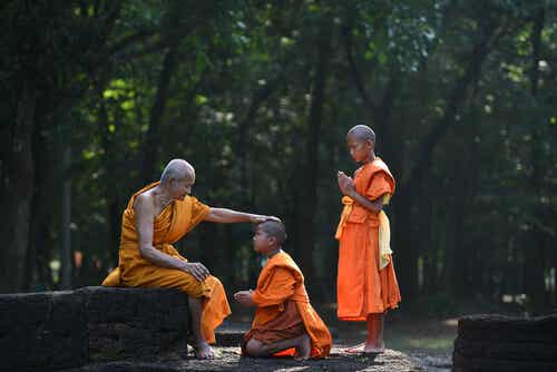 Alumnos budistas con su maestro escuchando la leyenda de la flecha envenenada