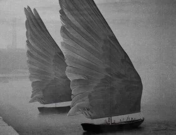 Barco con velas de alas