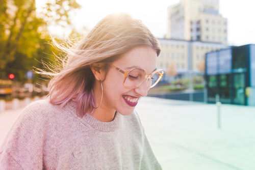 Chica con gafas feliz sonriendo