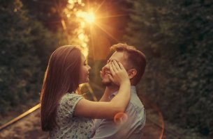 Pareja representando te deseo amor del bueno