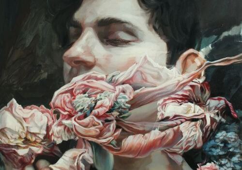 chico con flores envolviéndole el rostro para taparle sus puntos ciegos