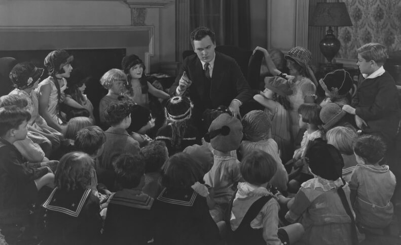 Hombre contando historias