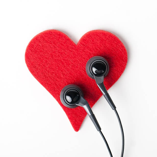 Auriculares sobre un corazón simulando la escucha activa