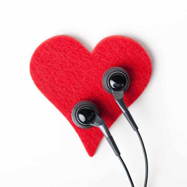 Auriculares sobre un corazón simulando la escucha activa