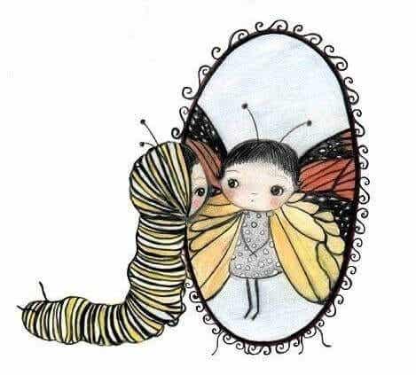 Niña gusano mirando su reflejo de mariposa en un espejo