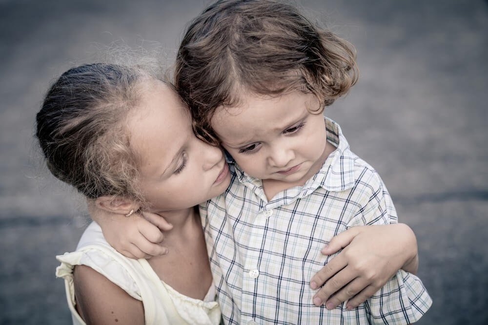 Hermana mayor consolando a su hermana pequeña