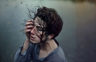 Hombre con árbol en el rostro que sufre de impaciencia pensando en sus errores