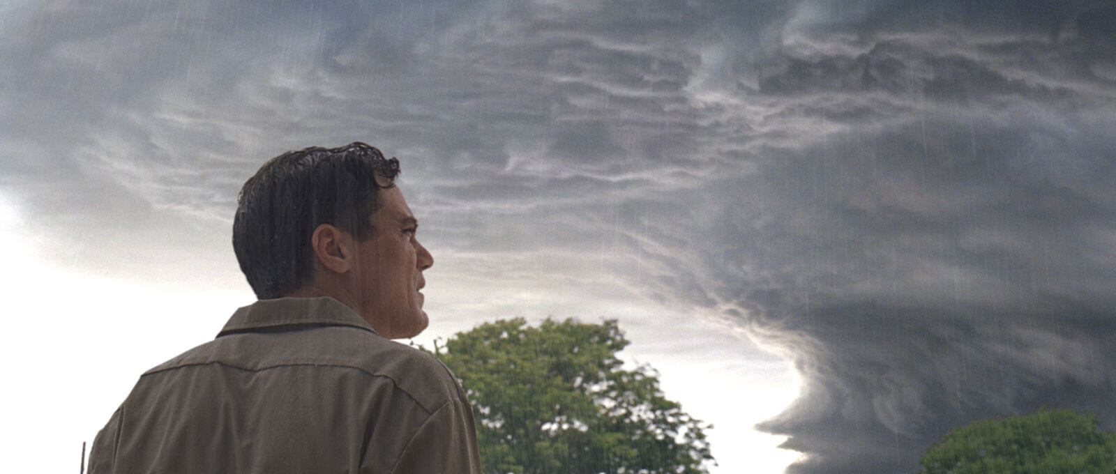 Hombre mirando a las nubes oscuras del cielo pelicula take shelter