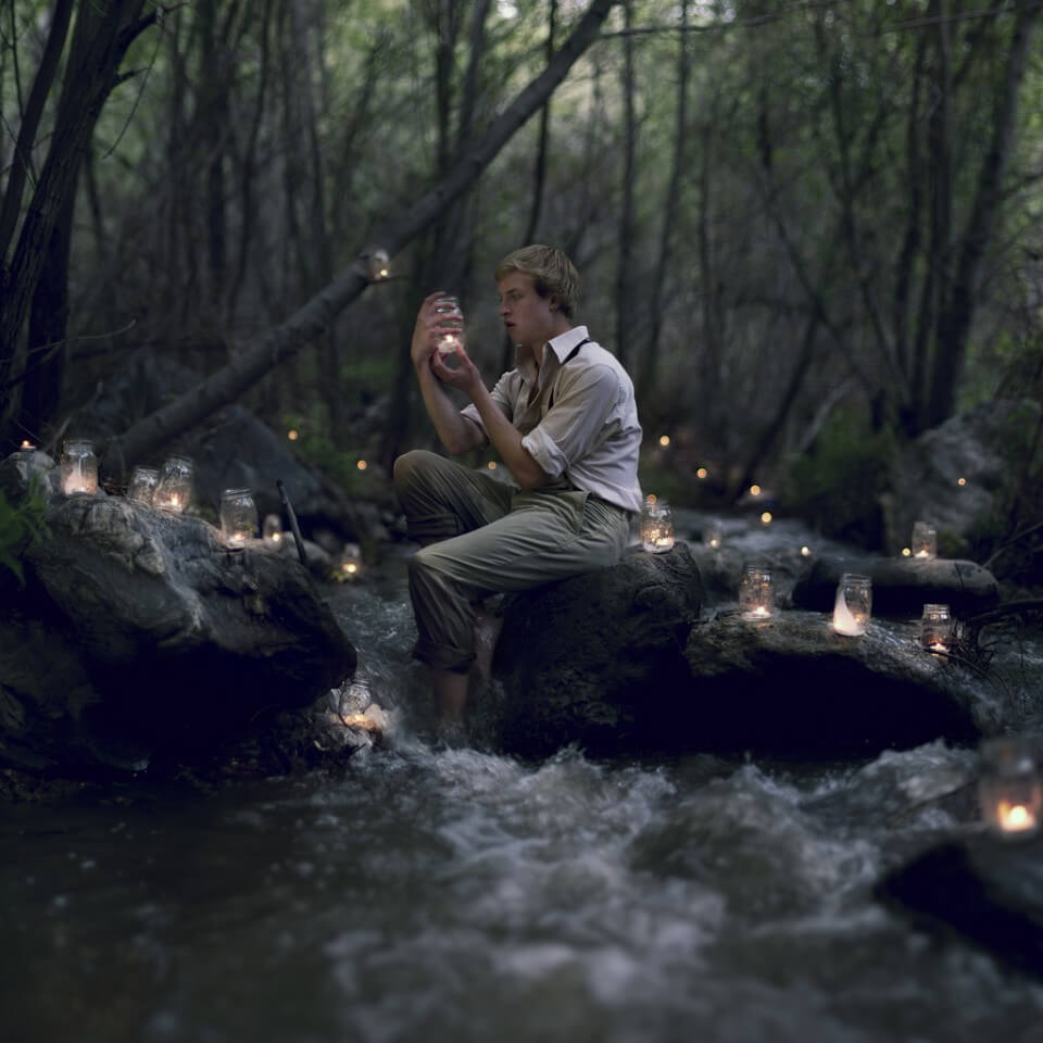 Hombre mirando luciérnaga