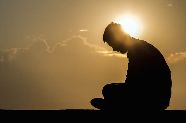 Hombre triste al amanecer con depresión mayor