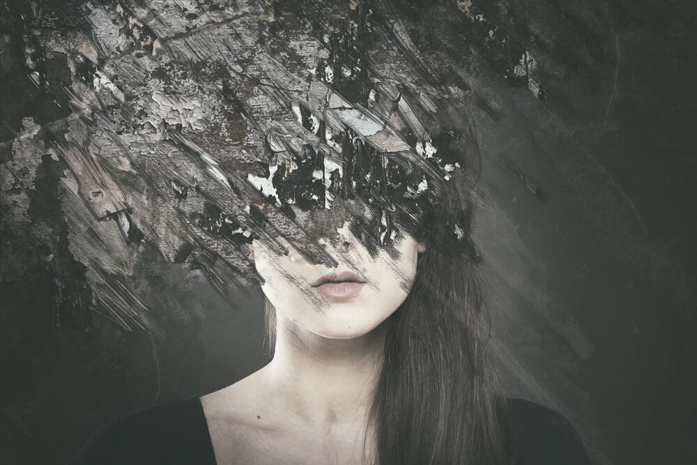 Mujer borrosa por reprimir emociones